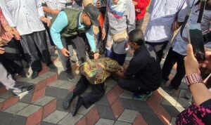 Tak dapat Penuhi Janji, Menteri Risma Sujud Di Hadapan Guru SLB Pajajaran Bandung Tak dapat Penuhi Janji, Menteri Risma Sujud Di Hadapan Guru SLB Pajajaran Bandung