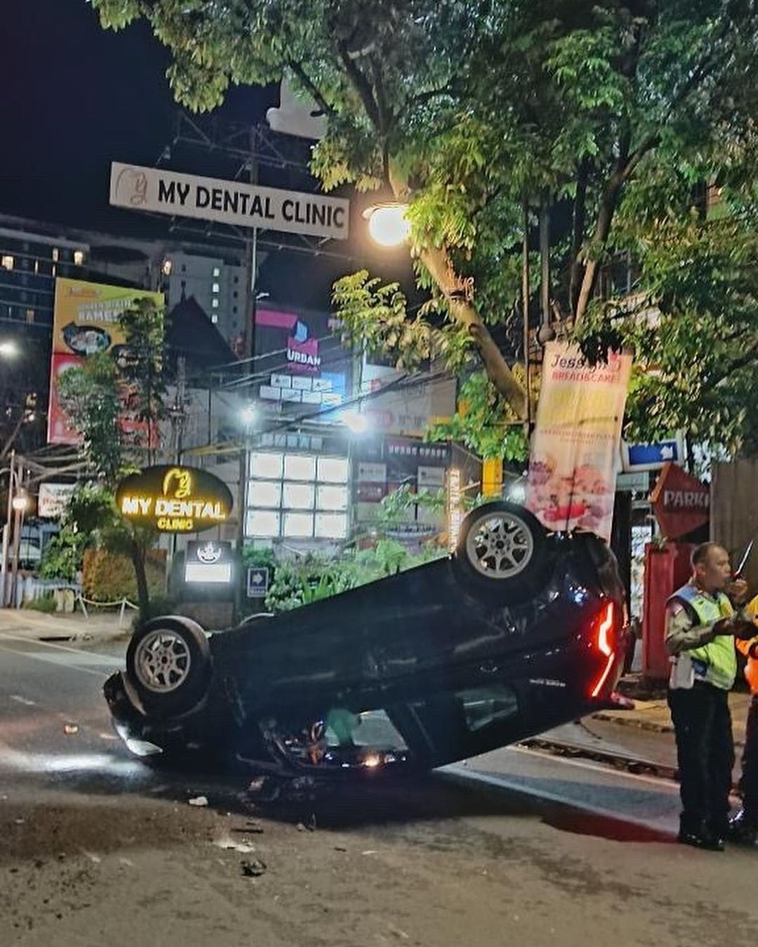 Kecelakaan Tunggal Mobil “Tiguling” Di Jalan Merdeka Bandung