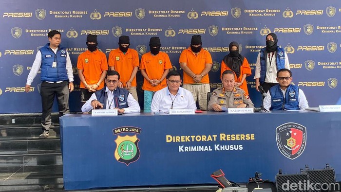 polda metro jaya membongkar rumah peroduksi film porno di jaksel