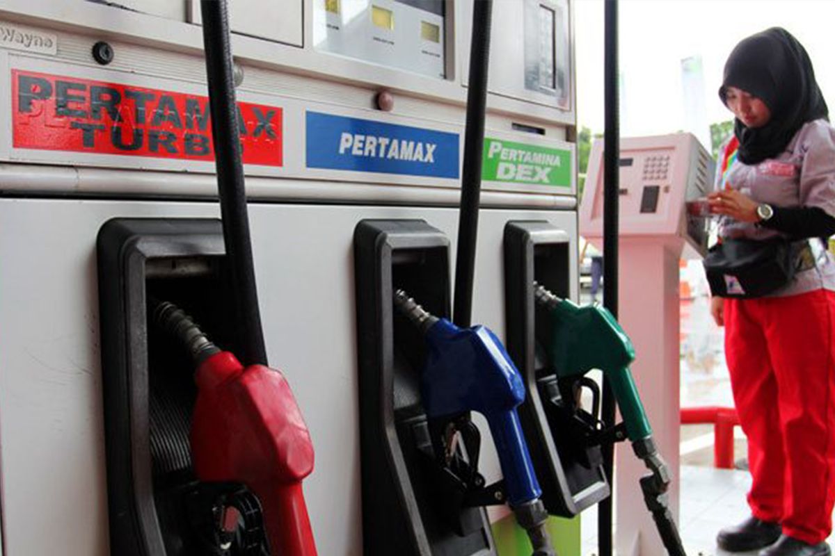 Pom bensin Pertamina, menggambarkan lokasi pengisian bahan bakar minyak yang terkait dengan wacana pajak kendaraan BBM.
