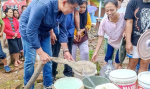Dua Tangki Air Bersih Dikirm Tiap Hari Oleh Perumda Tirtawening. Bantu Warga Terdampak Banjir di Kampung Braga