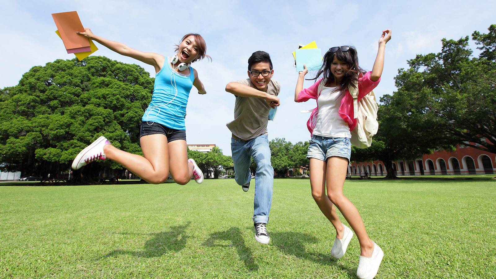 Remaja jomblo bahagia bersama temannya dengan senyum ceria dan percaya diri, menggambarkan kesehatan mental positif tanpa pacaran.
