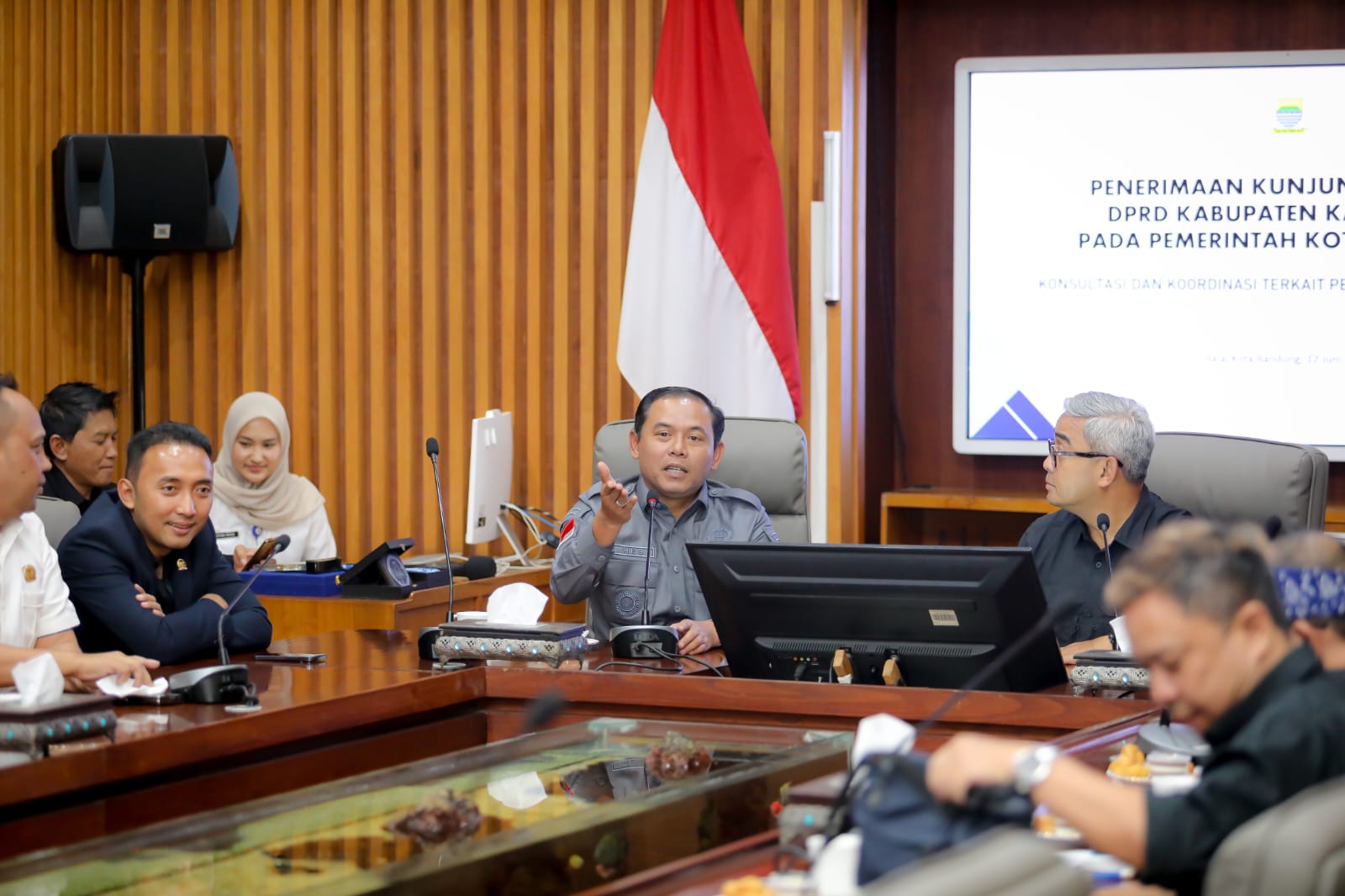 DPRD Karawang Kunjungi Pemkot Bandung, Dalami Tata Kelola APBD dan Aset Daerah DPRD Karawang Kunjungi Pemkot Bandung, Dalami Tata Kelola APBD dan Aset Daerah