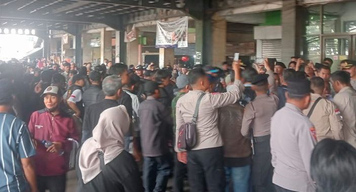 Renovasi 8 Tahun Tak Selesai, Pedagang Cihaurgeulis Protes