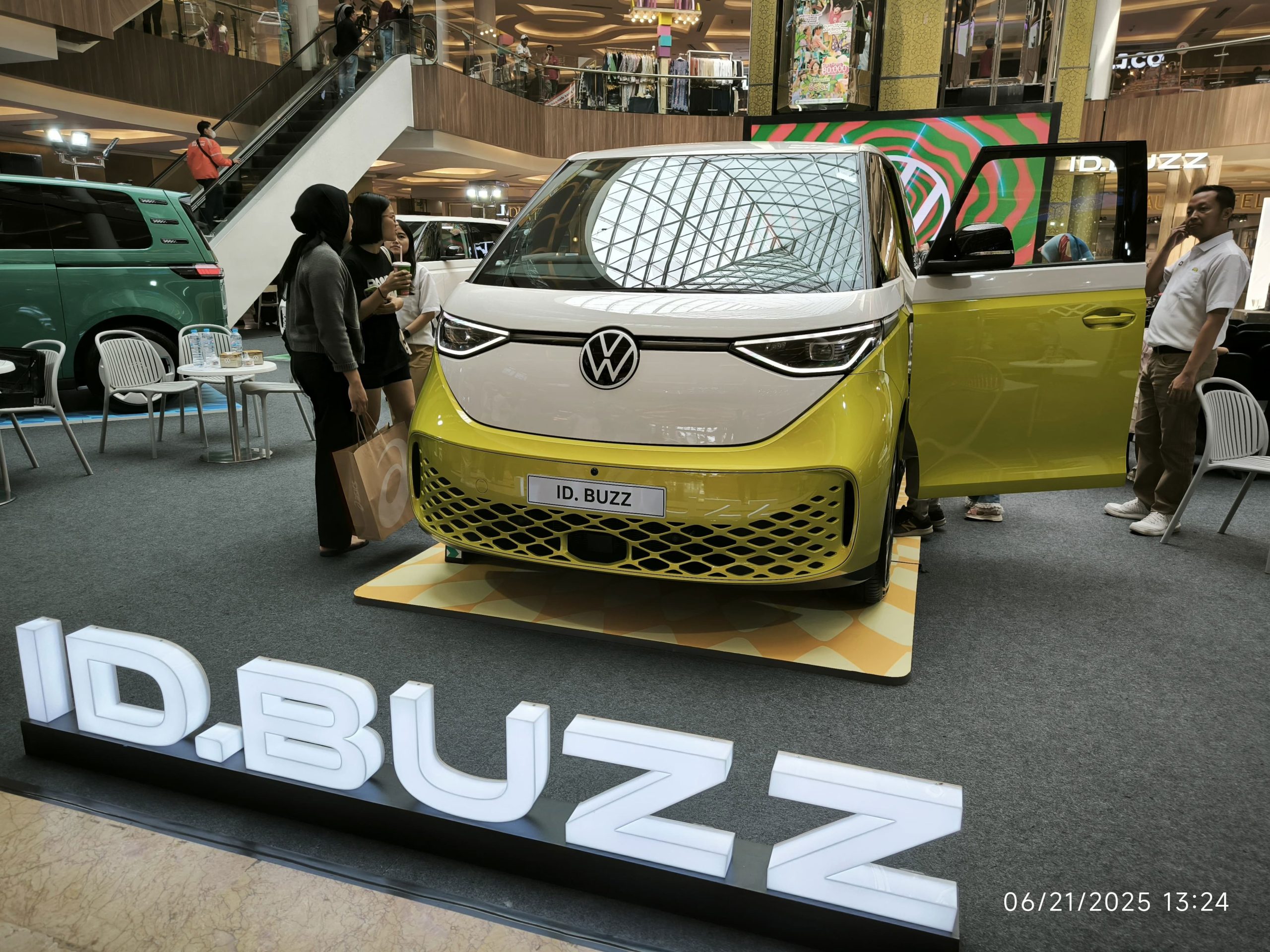 Volkswagen ID Buzz Resmi Rilis di Bandung: Kombi Legendaris Kini Lebih Ramah Lingkungan dan Stylish!
