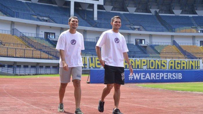 Videotron, Flyer, dan Patung Hidup! Cara Gila Persib Perkenalkan Saddil & Hamra Videotron, Flyer, dan Patung Hidup! Cara Gila Persib Perkenalkan Saddil & Hamra