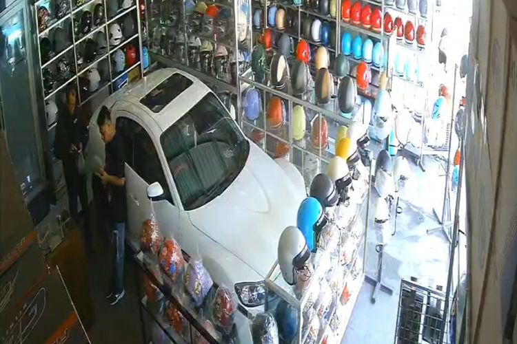 Pria Tipu Toko Helm dengan Struk Palsu Ternyata Oknum Polisi Pria Tipu Toko Helm dengan Struk Palsu Ternyata Oknum Polisi