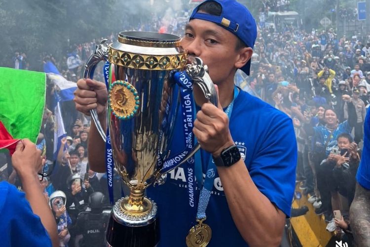 Bukan Bek Biasa! Inilah Alasan Dedi Kusnandar Jadi Pemain Tak Tergantikan di Persib Bukan Bek Biasa! Inilah Alasan Dedi Kusnandar Jadi Pemain Tak Tergantikan di Persib