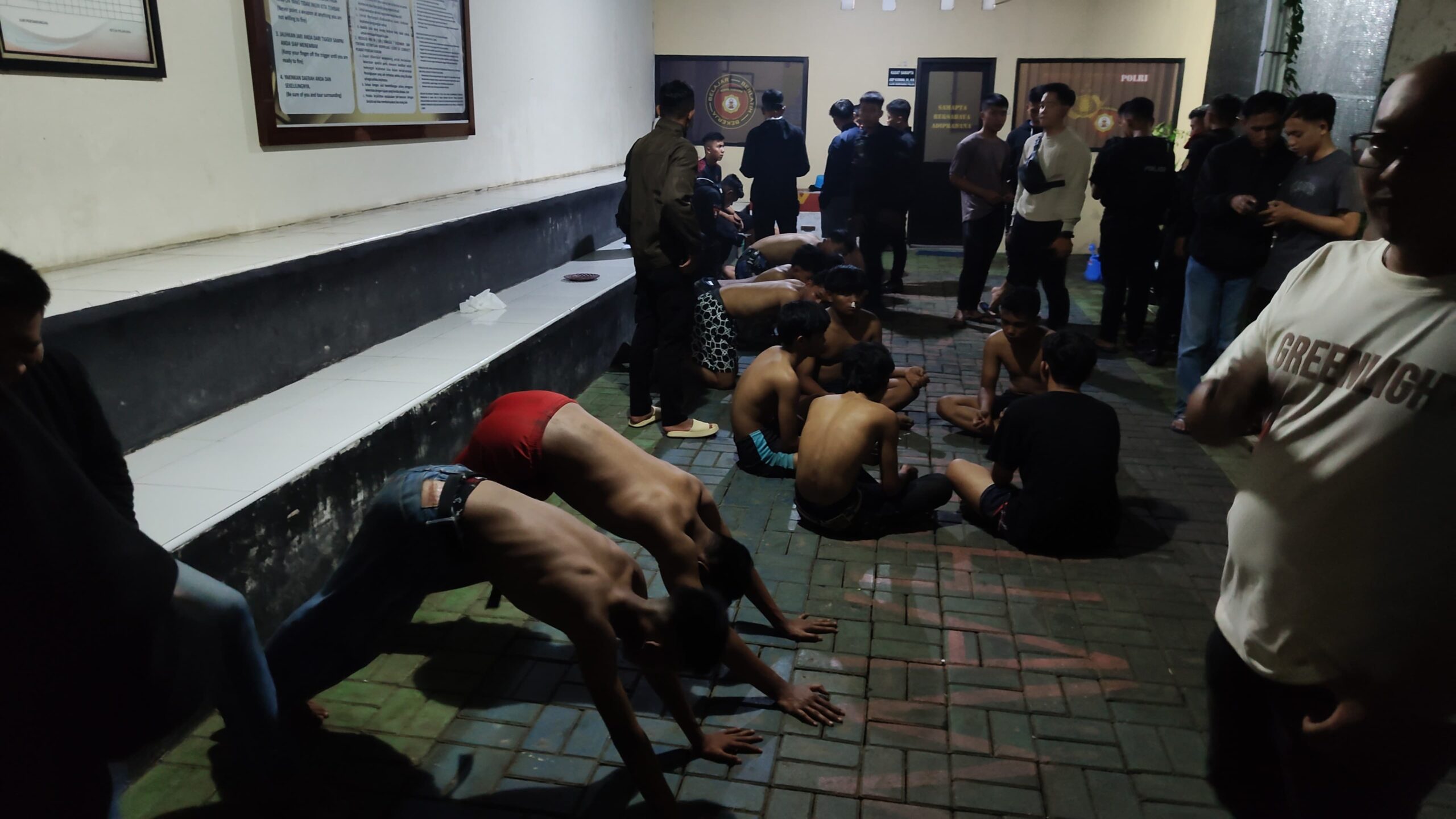Tawuran Pelajar di Cadas Pangeran Gegerkan Warga Tawuran Pelajar di Cadas Pangeran Gegerkan Warga