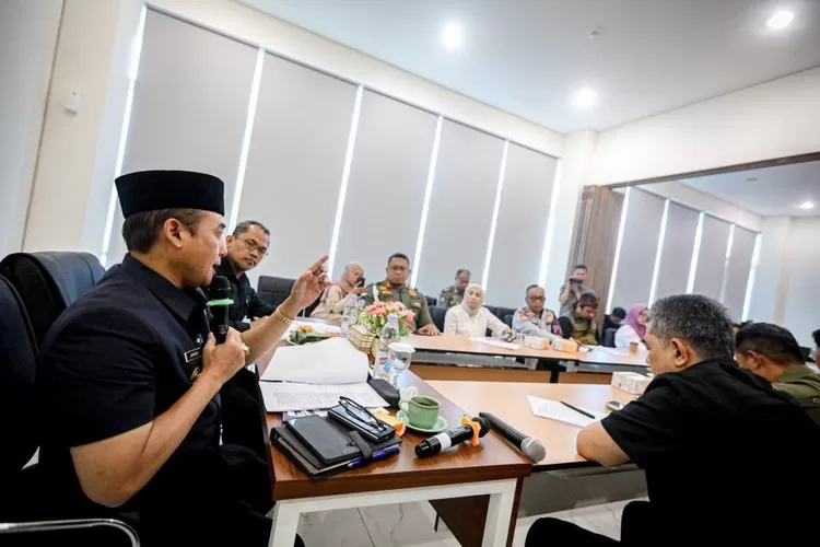 Erwin Turun Langsung Temui PKL Cicadas! Satgas Yustisi Ubah Total Cara Penegakan Perda Erwin Turun Langsung Temui PKL Cicadas! Satgas Yustisi Ubah Total Cara Penegakan Perda