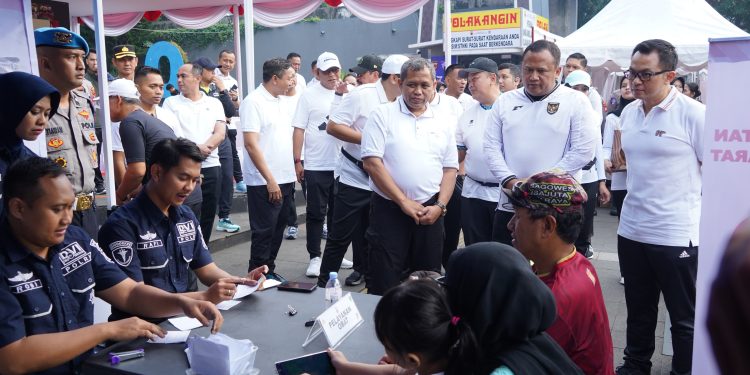 Peringati Hari Bhayangkara ke-79, Polrestabes Bandung Bagi-Bagi Layanan Gratis di CFD! Peringati Hari Bhayangkara ke-79, Polrestabes Bandung Bagi-Bagi Layanan Gratis di CFD!