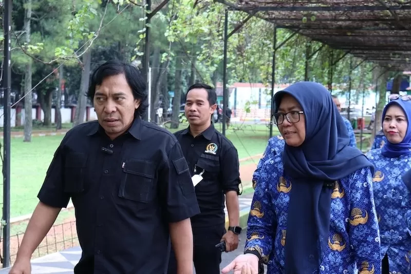 Komeng Sambangi Pusat Disabilitas Bandung, Apresiasi Batik & Café Difabel! Komeng Sambangi Pusat Disabilitas Bandung, Apresiasi Batik & Café Difabel!