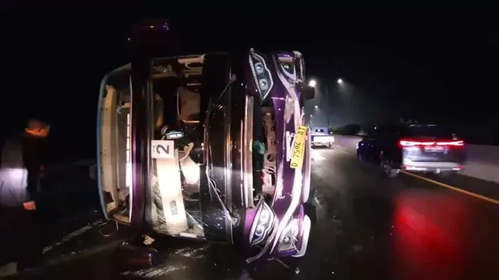 Bus Peziarah Bandung Terguling di Km 70 Tol Cipularang Bus Peziarah Bandung Terguling di Km 70 Tol Cipularang