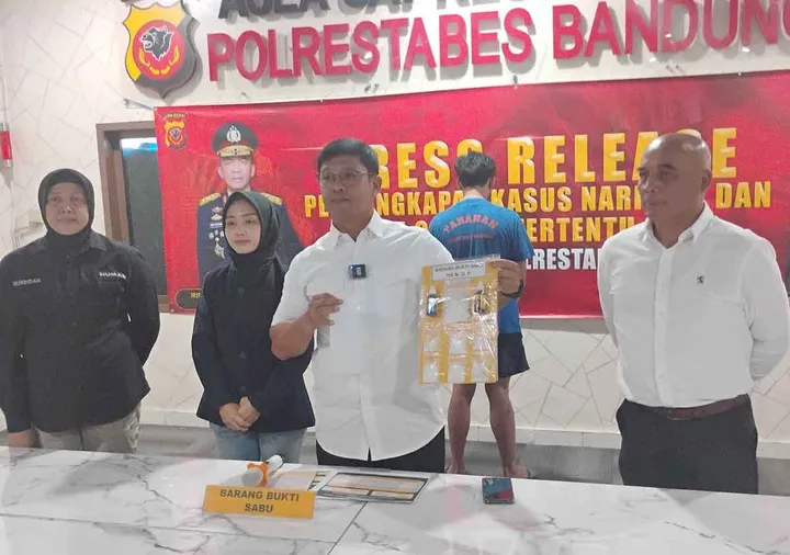 Pria Berinisial D.P. Produksi Sabu “Blue Ice” Palsu di Bandung Pria Berinisial D.P. Produksi Sabu “Blue Ice” Palsu di Bandung