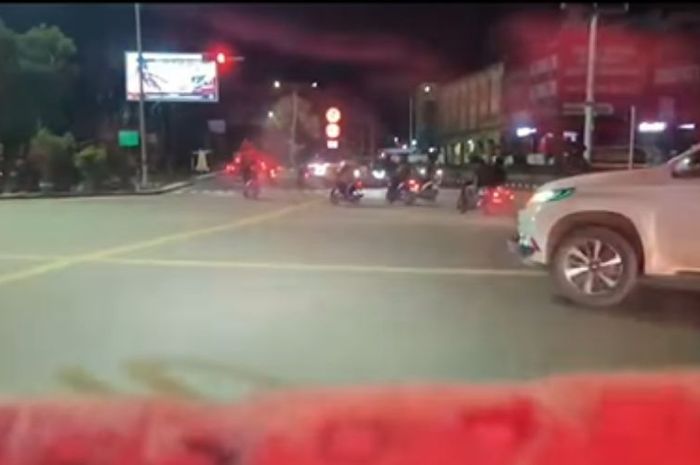 Damkar Seruduk Mobil di Balikpapan, Emak-emak Tak Menepi: Ini Hukum dan Klarifikasinya Damkar Seruduk Mobil di Balikpapan, Emak-emak Tak Menepi: Ini Hukum dan Klarifikasinya