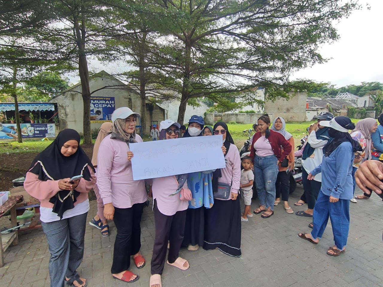 Warga Perumahan ASI Desak PT MSU Segera Perbaiki Jalan Rusak Warga Perumahan ASI Desak PT MSU Segera Perbaiki Jalan Rusak