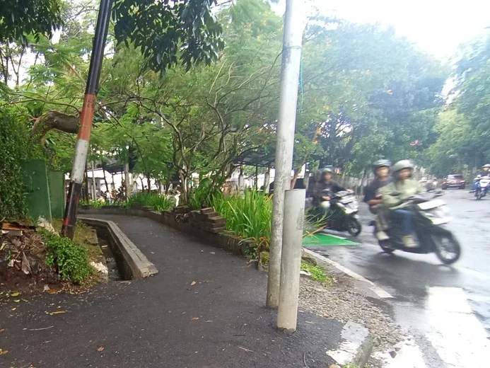 Trotoar Beraspal Kota Bandung: 5 Alasan Inovasi Ini Layak Jadi Percontohan Nasional Trotoar Beraspal Kota Bandung: 5 Alasan Inovasi Ini Layak Jadi Percontohan Nasional