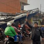 Papan Reklame 3 Meter Roboh di Bandung Akibat Hujan Angin Kencang, Lalu Lintas Sempat Lumpuh