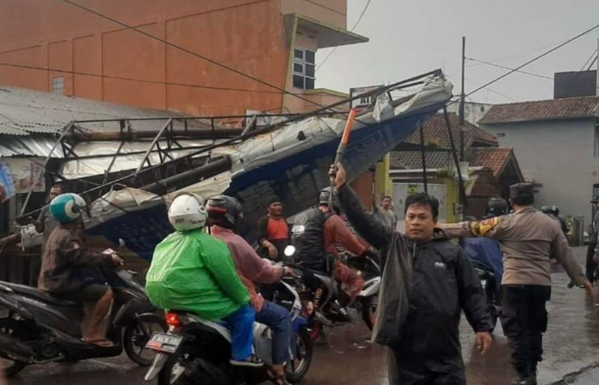 Papan Reklame 3 Meter Roboh di Bandung Akibat Hujan Angin Kencang, Lalu Lintas Sempat Lumpuh Papan Reklame 3 Meter Roboh di Bandung Akibat Hujan Angin Kencang, Lalu Lintas Sempat Lumpuh
