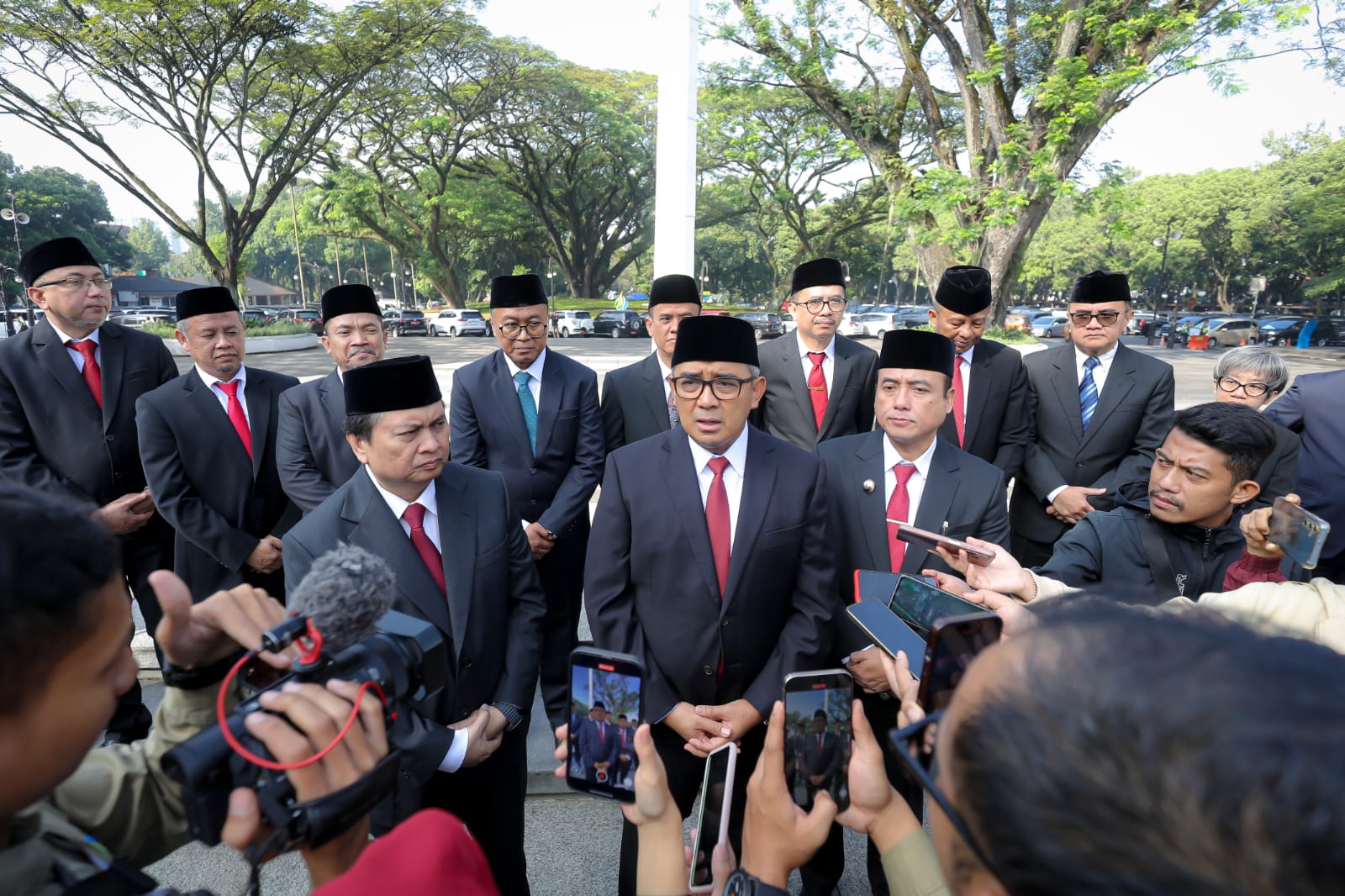 DPRD Kota Bandung Resmi Lantik Anggota PAW, Bahas Sampah hingga Pendidikan DPRD Kota Bandung Resmi Lantik Anggota PAW, Bahas Sampah hingga Pendidikan