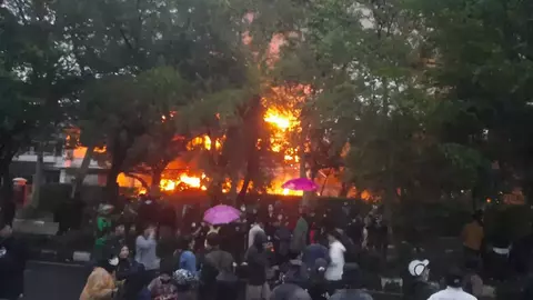 Kericuhan DPRD Jawa Barat, Massa Rusuh Bakar Fasilitas Publik dan Rumah Aset Kericuhan DPRD Jawa Barat, Massa Rusuh Bakar Fasilitas Publik dan Rumah Aset