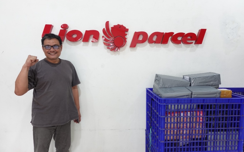 Mitra Agen Lion Parcel Bandung: Kisah Dua Pria Sukses dengan Omzet Ratusan Juta Mitra Agen Lion Parcel Bandung: Kisah Dua Pria Sukses dengan Omzet Ratusan Juta