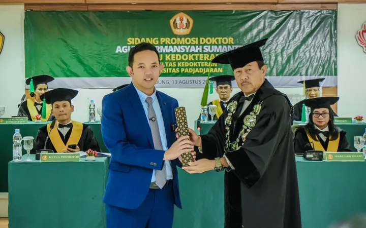 Riset Obat Kina untuk Kanker, dr. Agung Sabet Gelar Doktor Riset Obat Kina untuk Kanker, dr. Agung Sabet Gelar Doktor