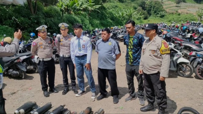 Razia Knalpot Brong Kabupaten Bandung, Polisi Sita Puluhan Motor dan Edukasi Pelajar Razia Knalpot Brong Kabupaten Bandung, Polisi Sita Puluhan Motor dan Edukasi Pelajar