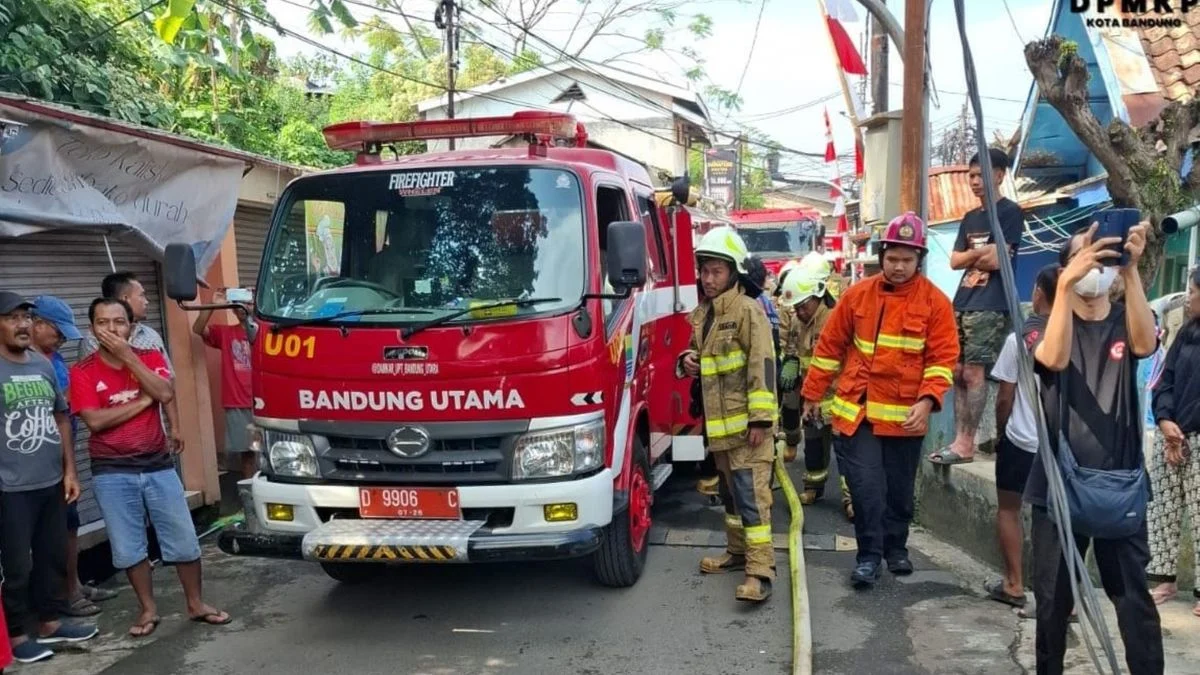 Kasus Kebakaran di Bandung Capai 174, Diskarmat Imbau Warga Tingkatkan Kewaspadaan Sejak Dini Kasus Kebakaran di Bandung Capai 174, Diskarmat Imbau Warga Tingkatkan Kewaspadaan Sejak Dini