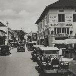 Di Jalan Braga yang setiap harinya riuh oleh langkah wisatawan dan aroma kopi dari kafe-kafe tua
