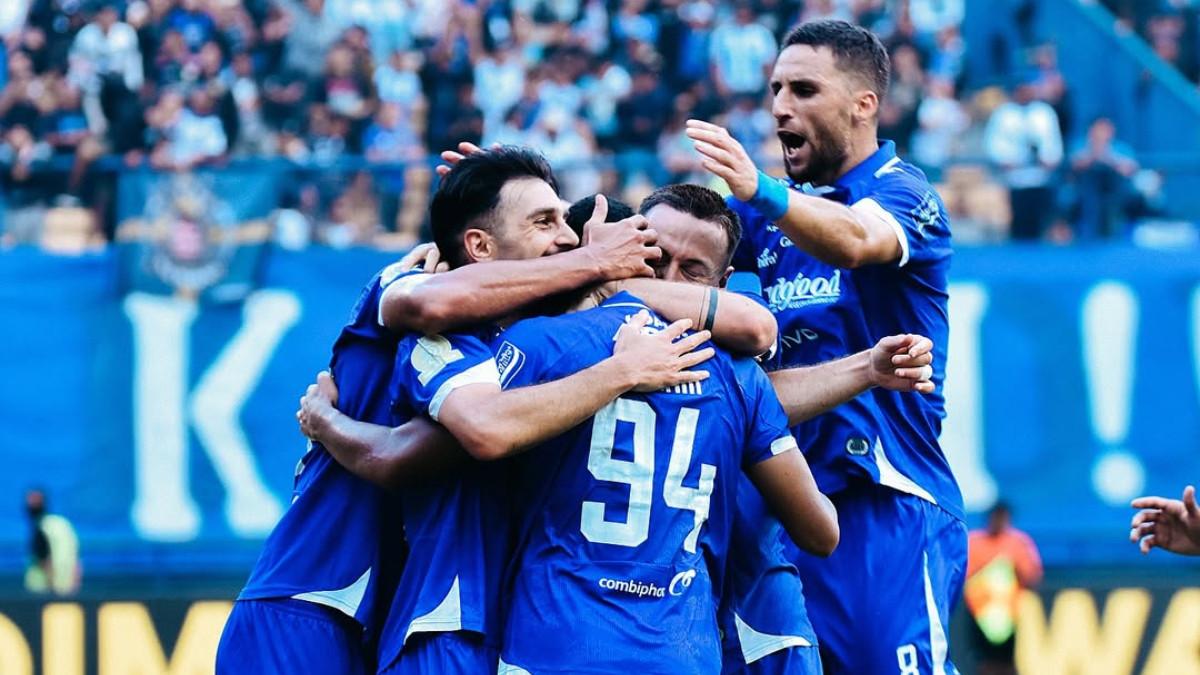 Persib Bandung Kejutkan Fans! Reno Piscopo Dikabarkan Siap Merapat Persib Bandung Kejutkan Fans! Reno Piscopo Dikabarkan Siap Merapat