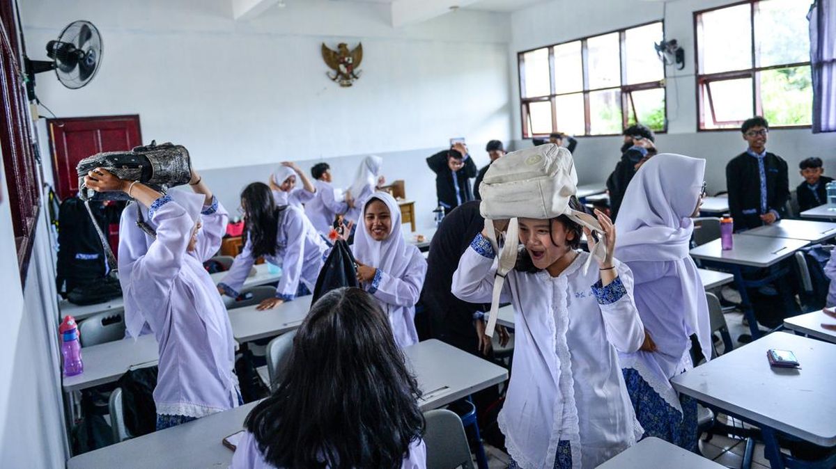 Sekolah Siaga Bencana Bandung Latih Siswa dengan Simulasi Gempa Sekolah Siaga Bencana Bandung Latih Siswa dengan Simulasi Gempa