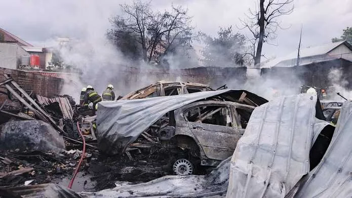 Kebakaran Bengkel di Antapani Bandung, 21 Mobil Hangus dan Satu Korban Sesak Napas Kebakaran Bengkel di Antapani Bandung, 21 Mobil Hangus dan Satu Korban Sesak Napas