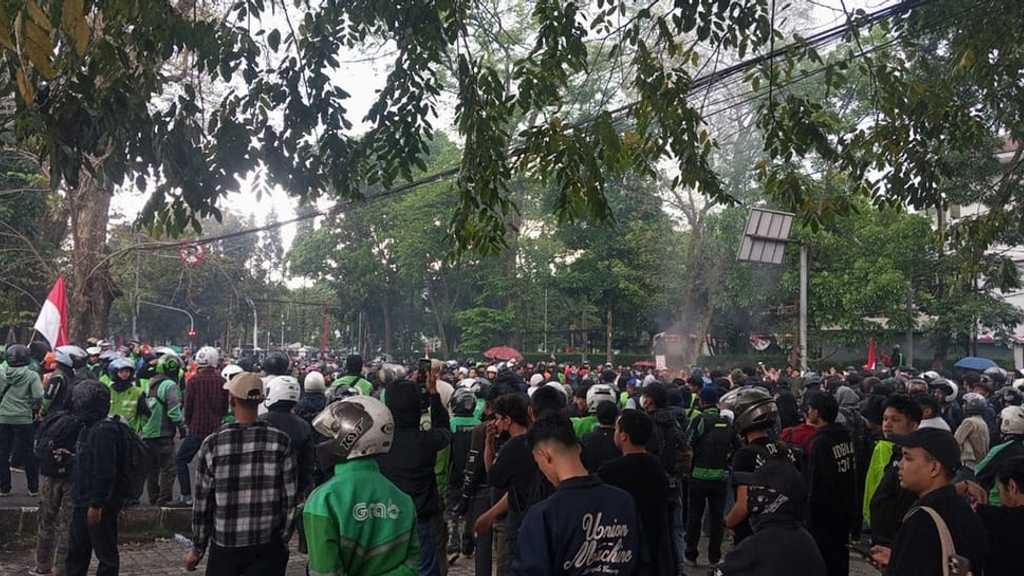 Aksi Pengemudi Ojol DPRD Jawa Barat Ricuh, Tuntut Keadilan untuk Affan Kurniawan Aksi Pengemudi Ojol DPRD Jawa Barat Ricuh, Tuntut Keadilan untuk Affan Kurniawan