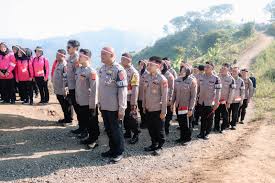 Polres Cimahi HUT RI ke-80: Kibarkan Merah Putih di Dua Gunung Polres Cimahi HUT RI ke-80: Kibarkan Merah Putih di Dua Gunung