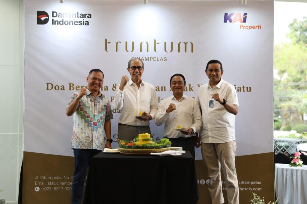 Truntum Cihampelas Bandung Gelar Doa Bersama dan Santunan Anak Yatim Truntum Cihampelas Bandung Gelar Doa Bersama dan Santunan Anak Yatim