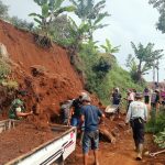 Longsor Cikalongwetan Tutup Akses Jalan Desa, Warga Bersihkan Material