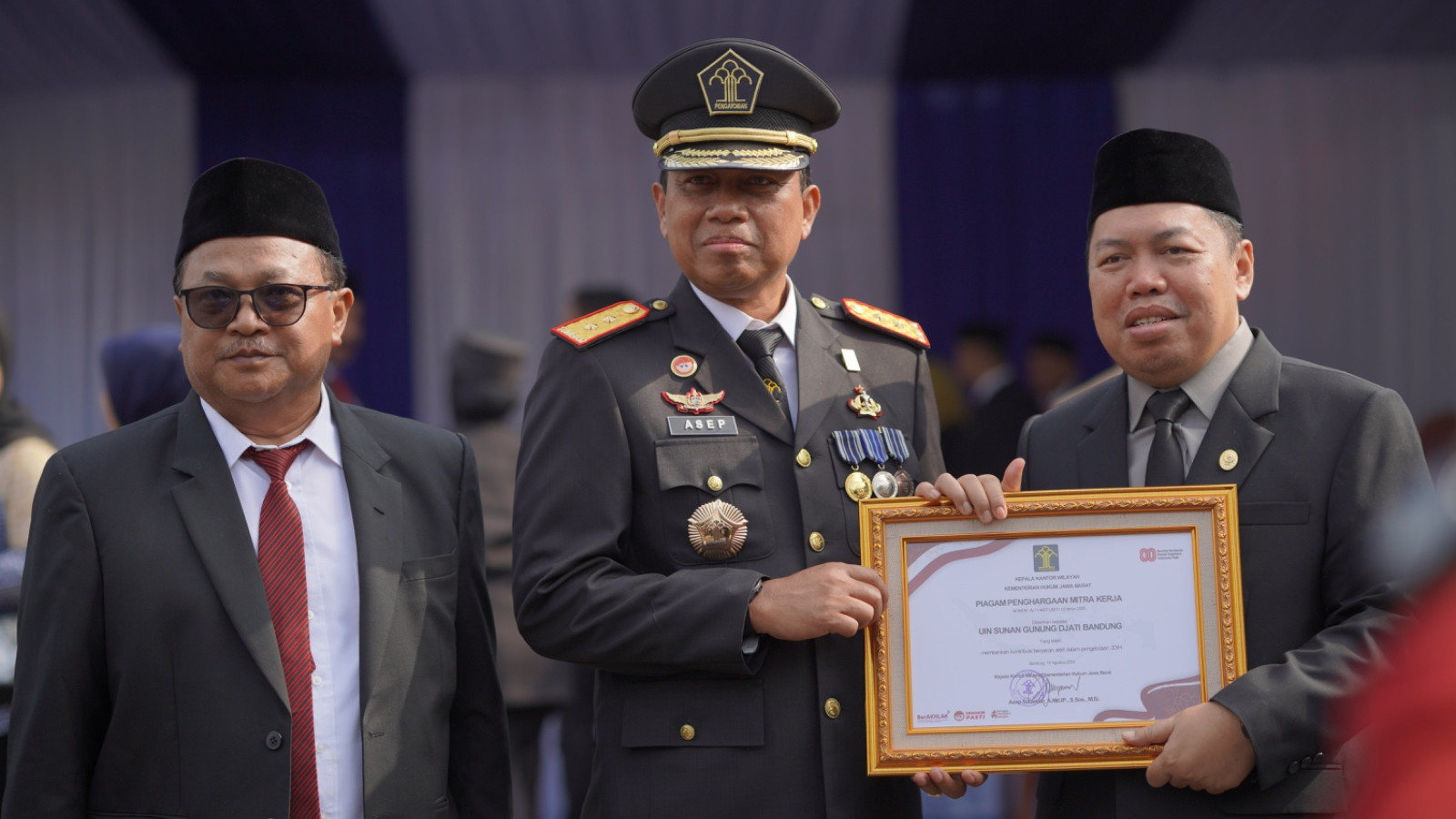 Rektor UIN Bandung Raih Penghargaan JDIH di Hari Pengayoman ke-80 Rektor UIN Bandung Raih Penghargaan JDIH di Hari Pengayoman ke-80