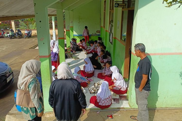 12 Siswa SD di Bandung Diduga Keracunan MBG 12 Siswa SD di Bandung Diduga Keracunan MBG