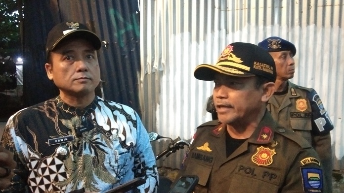 Reklame Ilegal Bandung Ditertibkan, Bando di Jalan Riau Dibongkar Pemkot Reklame Ilegal Bandung Ditertibkan, Bando di Jalan Riau Dibongkar Pemkot