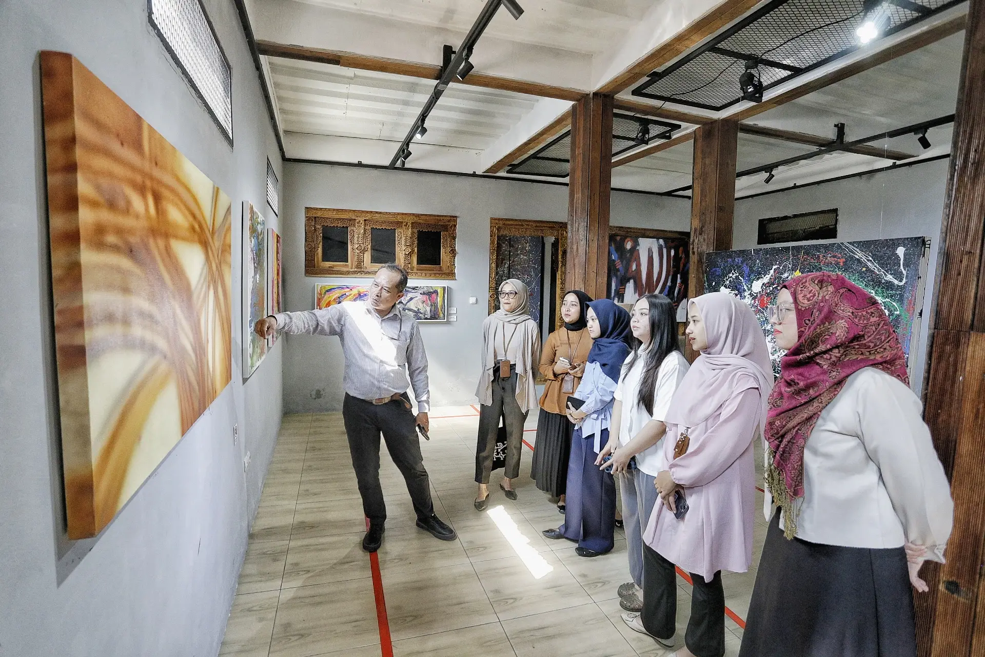 Pameran Seniman Bandung di Galeri Lorong Senja Angkat Tema Idiosinkrasi Pameran Seniman Bandung di Galeri Lorong Senja Angkat Tema Idiosinkrasi