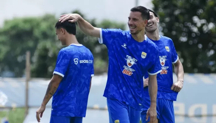 Debut Thom Haye Persib Bandung di GBLA: Atmosfer Bobotoh Bikin Merinding Debut Thom Haye Persib Bandung di GBLA: Atmosfer Bobotoh Bikin Merinding