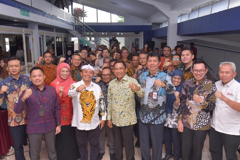OJK Dorong Peternak Sapi Perah Jabar, Kredit Rp1 Triliun untuk Ekonomi Daerah OJK Dorong Peternak Sapi Perah Jabar, Kredit Rp1 Triliun untuk Ekonomi Daerah