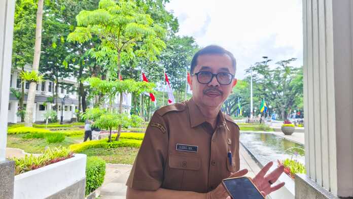 Penertiban Reklame Bandung, Pemkot Berlakukan Aturan Baru di Median Jalan Penertiban Reklame Bandung, Pemkot Berlakukan Aturan Baru di Median Jalan