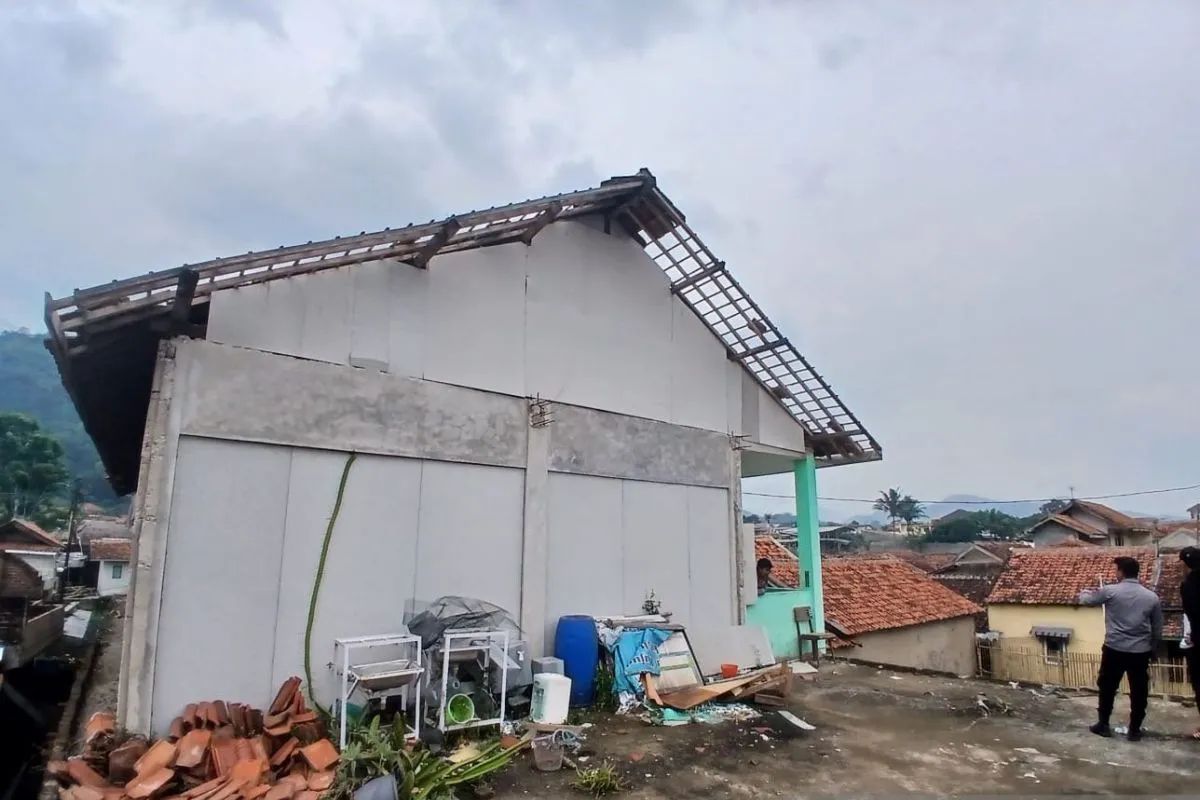 Puting Beliung Terjang Soreang: 20 Rumah & 1 Pesantren Rusak Puting Beliung Terjang Soreang: 20 Rumah & 1 Pesantren Rusak