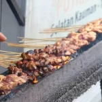 Sate Murah Bandung: Warung Bu Ngantuk Viral dengan Rasa Gurih dan Bumbu Meresap