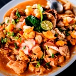 Mengapa Semua Orang di Bandung Rela Antre untuk Seblak Ceker Bandung?