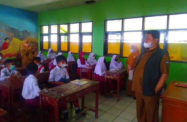 Aktivitas Sekolah Bandung Barat Tetap Normal di Tengah Aksi Unjuk Rasa Aktivitas Sekolah Bandung Barat Tetap Normal di Tengah Aksi Unjuk Rasa