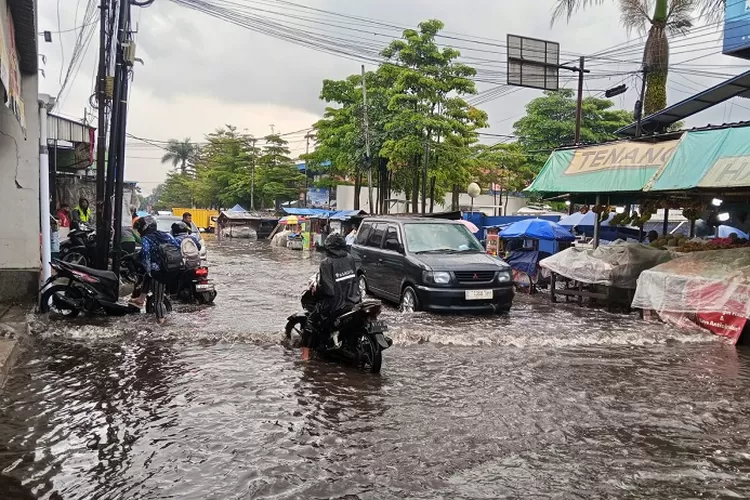 Trotoar Baru, Lembang Tetap Banjir Tiap Hujan Trotoar Baru, Lembang Tetap Banjir Tiap Hujan