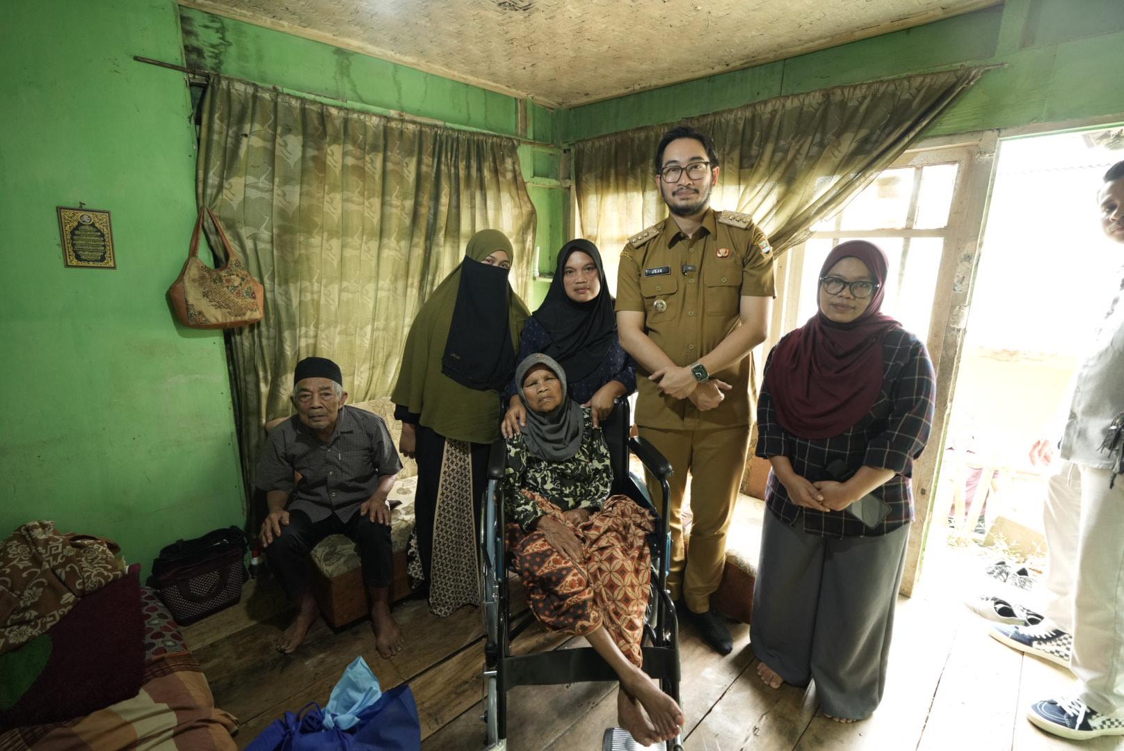Jeje Ritchie Ismail Ajak Warga Bandung Barat Hidupkan Semangat Gotong Royong Lewat Gerakan Poe Ibu Jeje Ritchie Ismail Ajak Warga Bandung Barat Hidupkan Semangat Gotong Royong Lewat Gerakan Poe Ibu